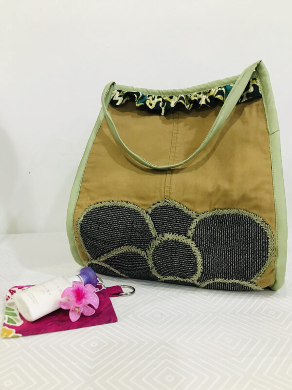 Vogue bag with embroidery