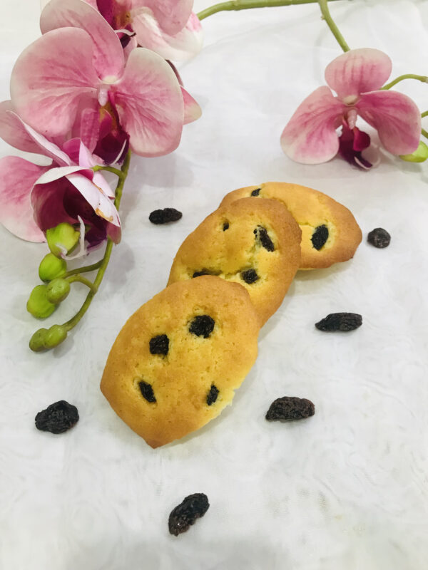 Madeleine with raisins