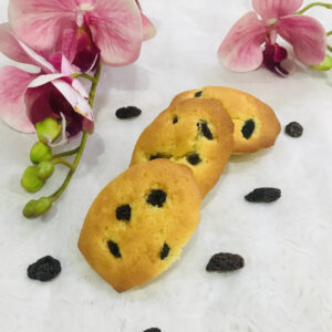 Madeleine with raisins